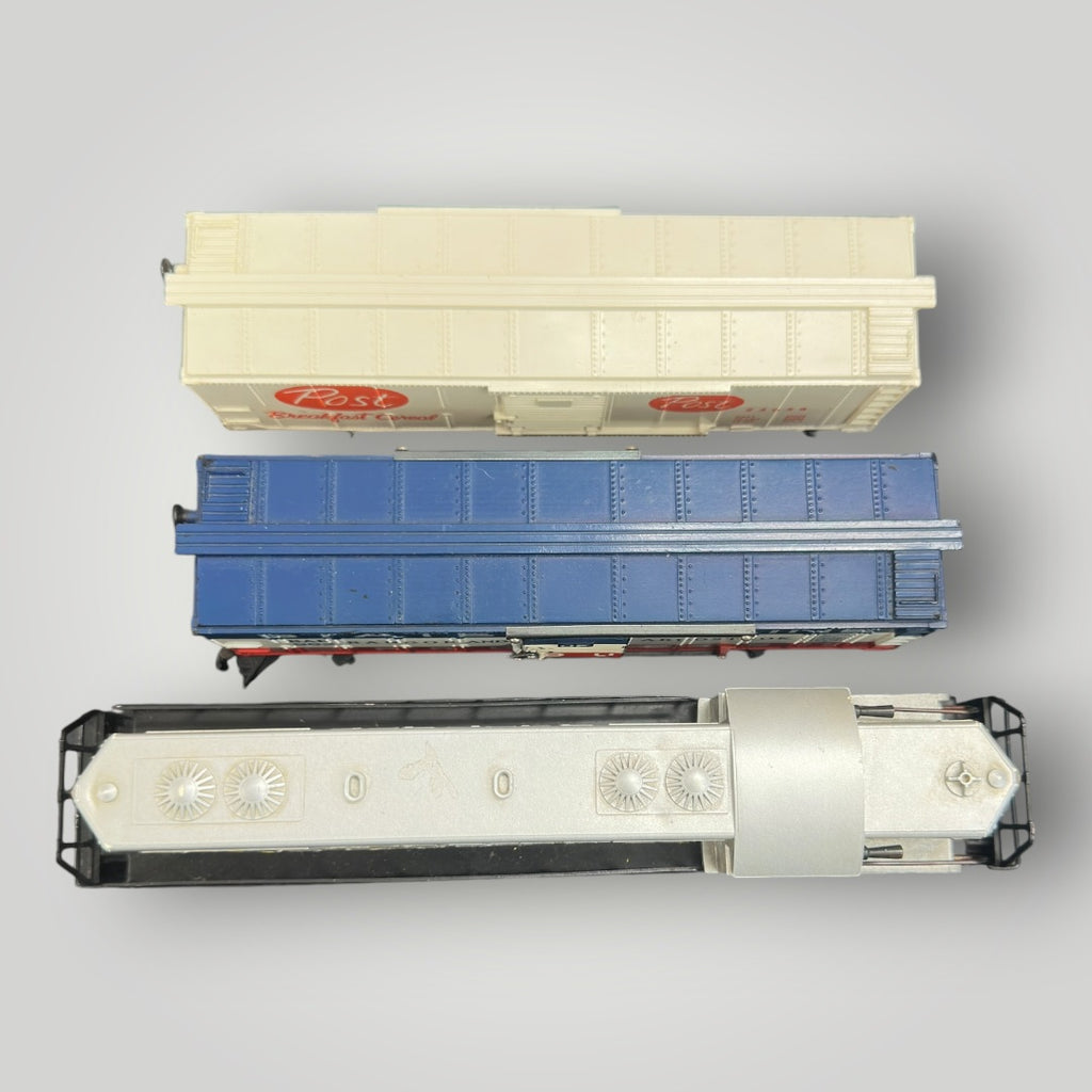 American Flyer 1953 370 GM GP-7 Diesel Train Engine w/Post and State Main Boxcars S Scale