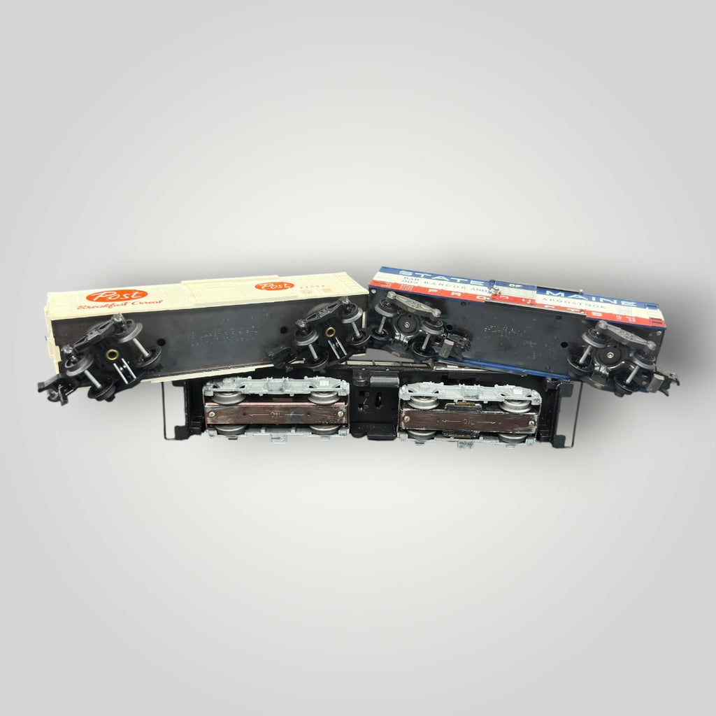 American Flyer 1953 370 GM GP-7 Diesel Train Engine w/Post and State Main Boxcars S Scale