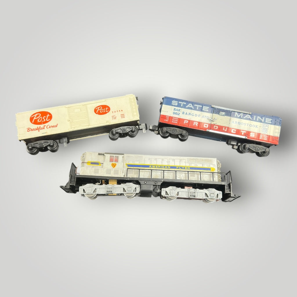 American Flyer 1953 370 GM GP-7 Diesel Train Engine w/Post and State Main Boxcars S Scale