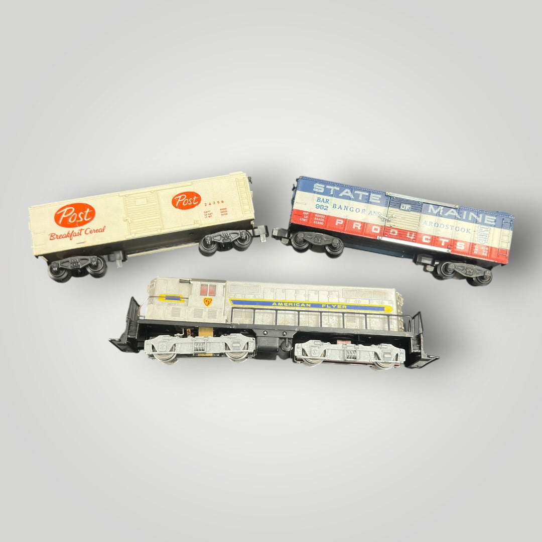 American Flyer 1953 370 GM GP-7 Diesel Train Engine w/Post and State Main Boxcars S Scale