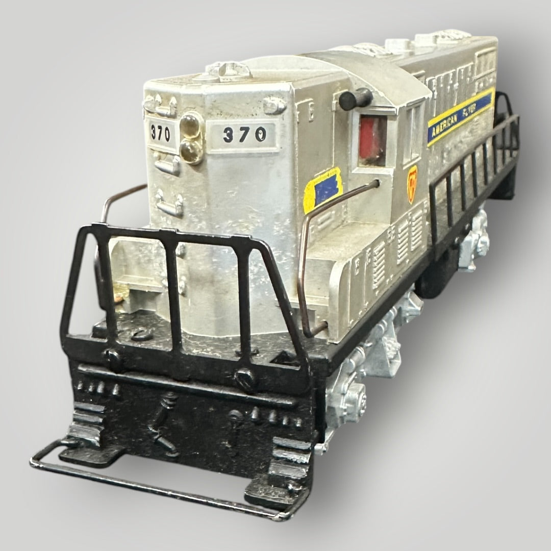 American Flyer 1953 370 GM GP-7 Diesel Train Engine w/Post and State Main Boxcars S Scale