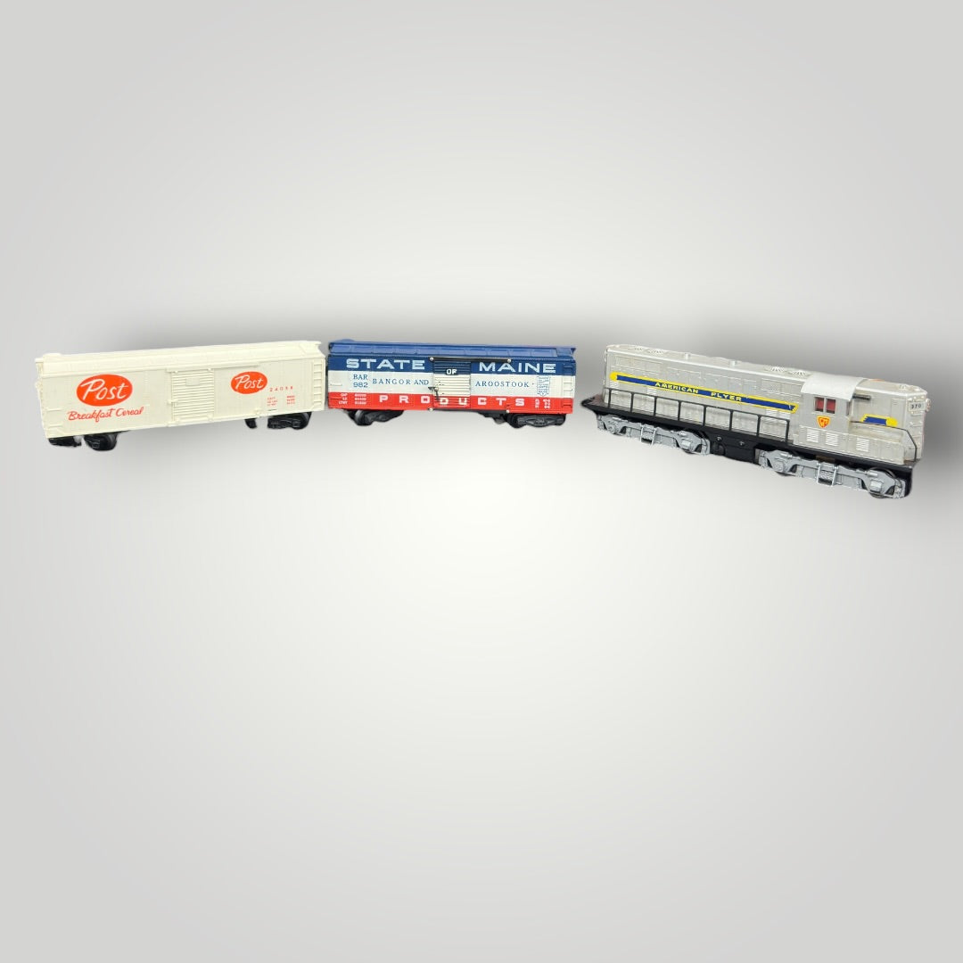 American Flyer 1953 370 GM GP-7 Diesel Train Engine w/Post and State Main Boxcars S Scale