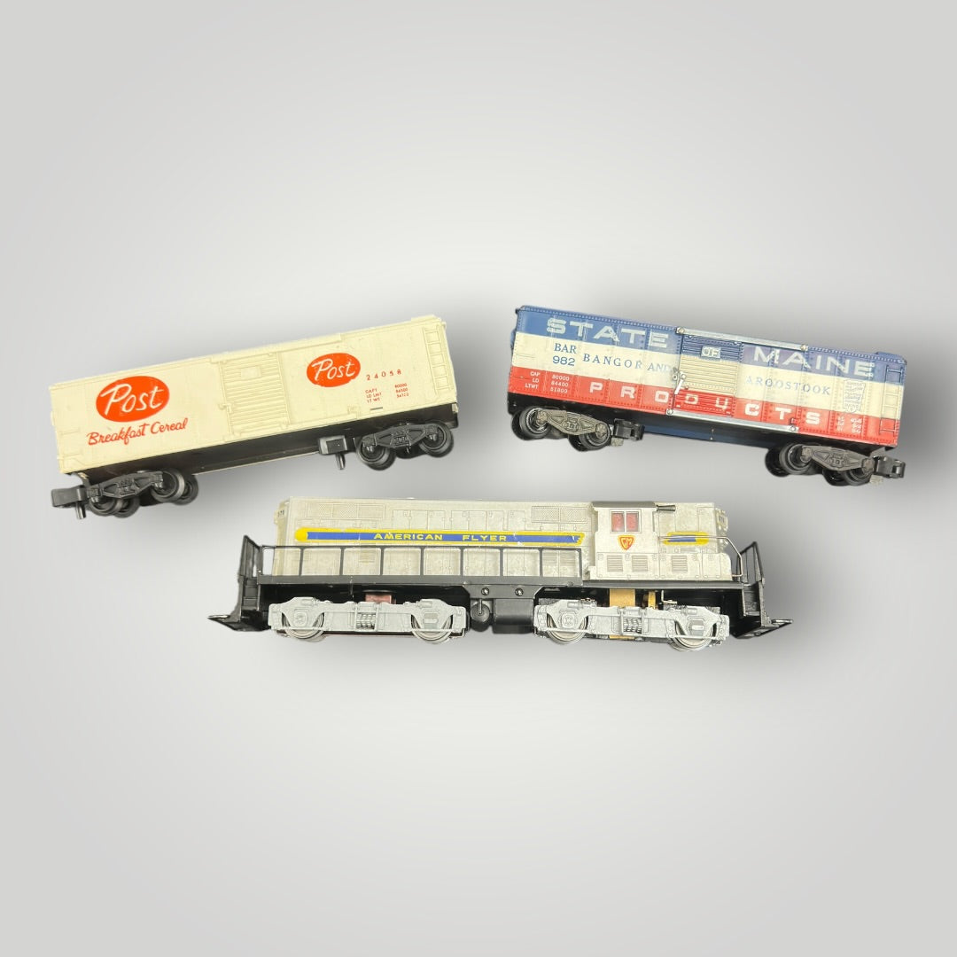 American Flyer 1953 370 GM GP-7 Diesel Train Engine w/Post and State Main Boxcars S Scale