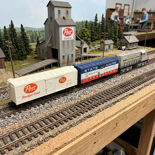 American Flyer 1953 370 GM GP-7 Diesel Train Engine w/Post and State Main Boxcars S Scale