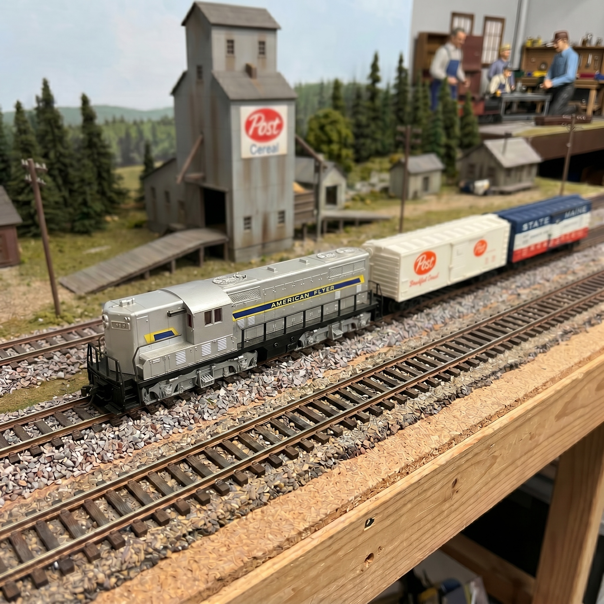 American Flyer 1953 370 GM GP-7 Diesel Train Engine w/Post and State Main Boxcars S Scale